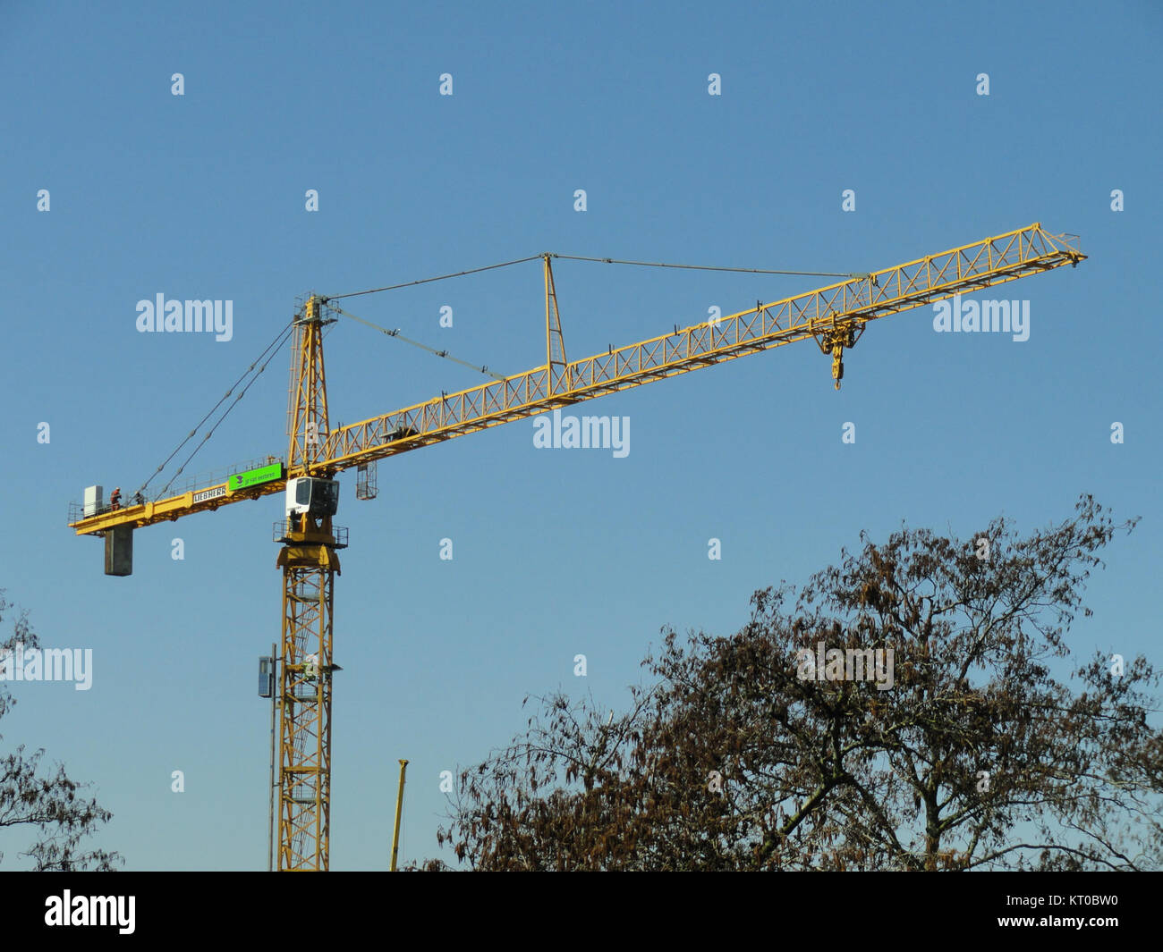 Assembly of a Liebherr tower crane pic009 Stock Photo Alamy