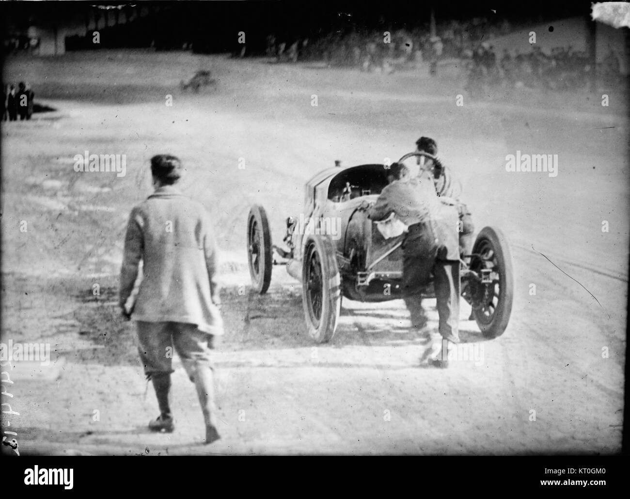 1912 Indianapolis 500, Ralph DePalma pushing his car Stock Photo