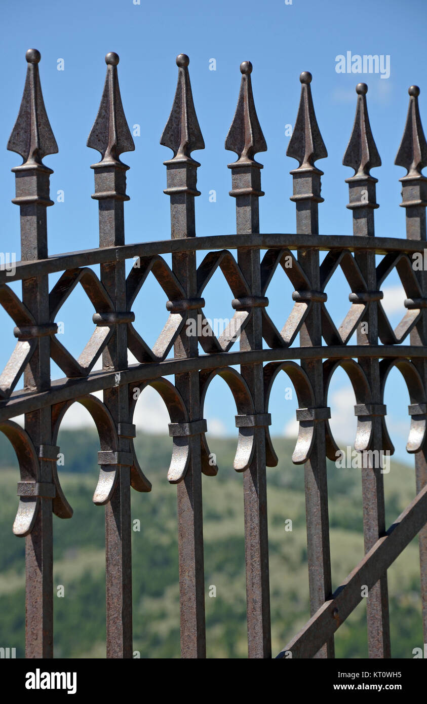 Spiked metal fence deals