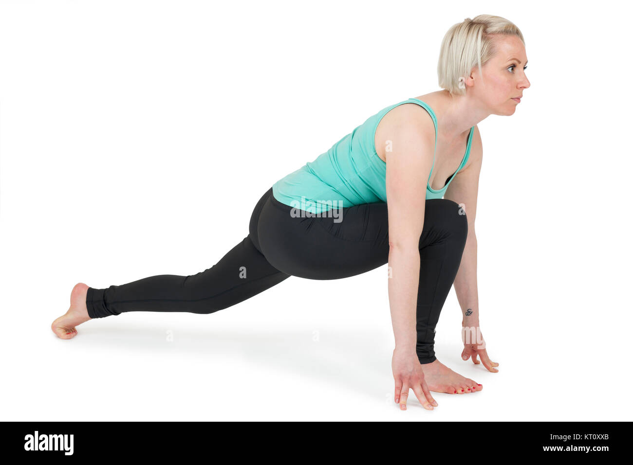Ganzkörper-Ansicht einer jungen blonden Frau bei Yoga-Übungen vor weißen Hintergrund mit leichtem Schatten Stock Photo