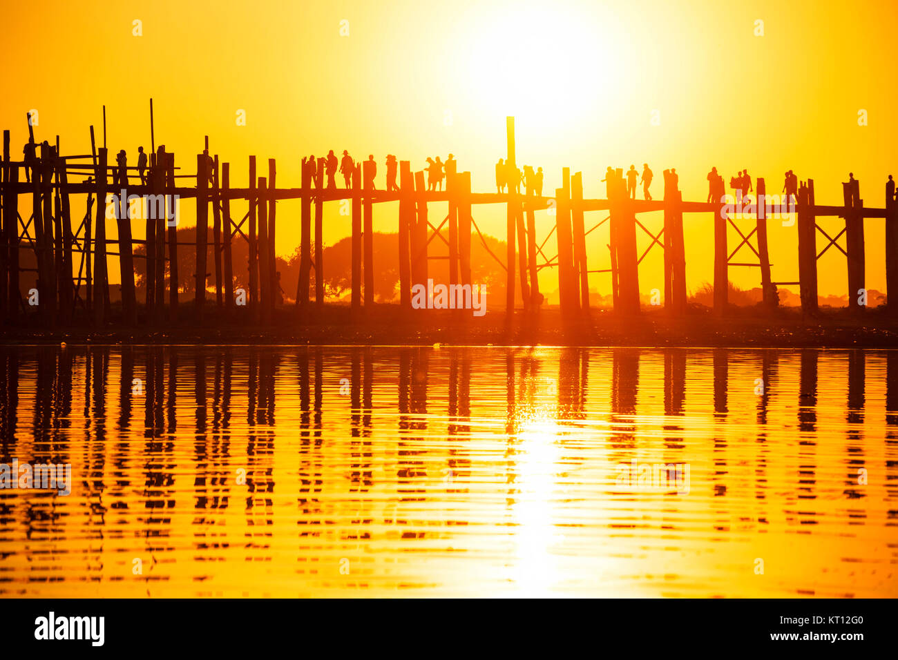 U bein bridge sunset Stock Photo - Alamy