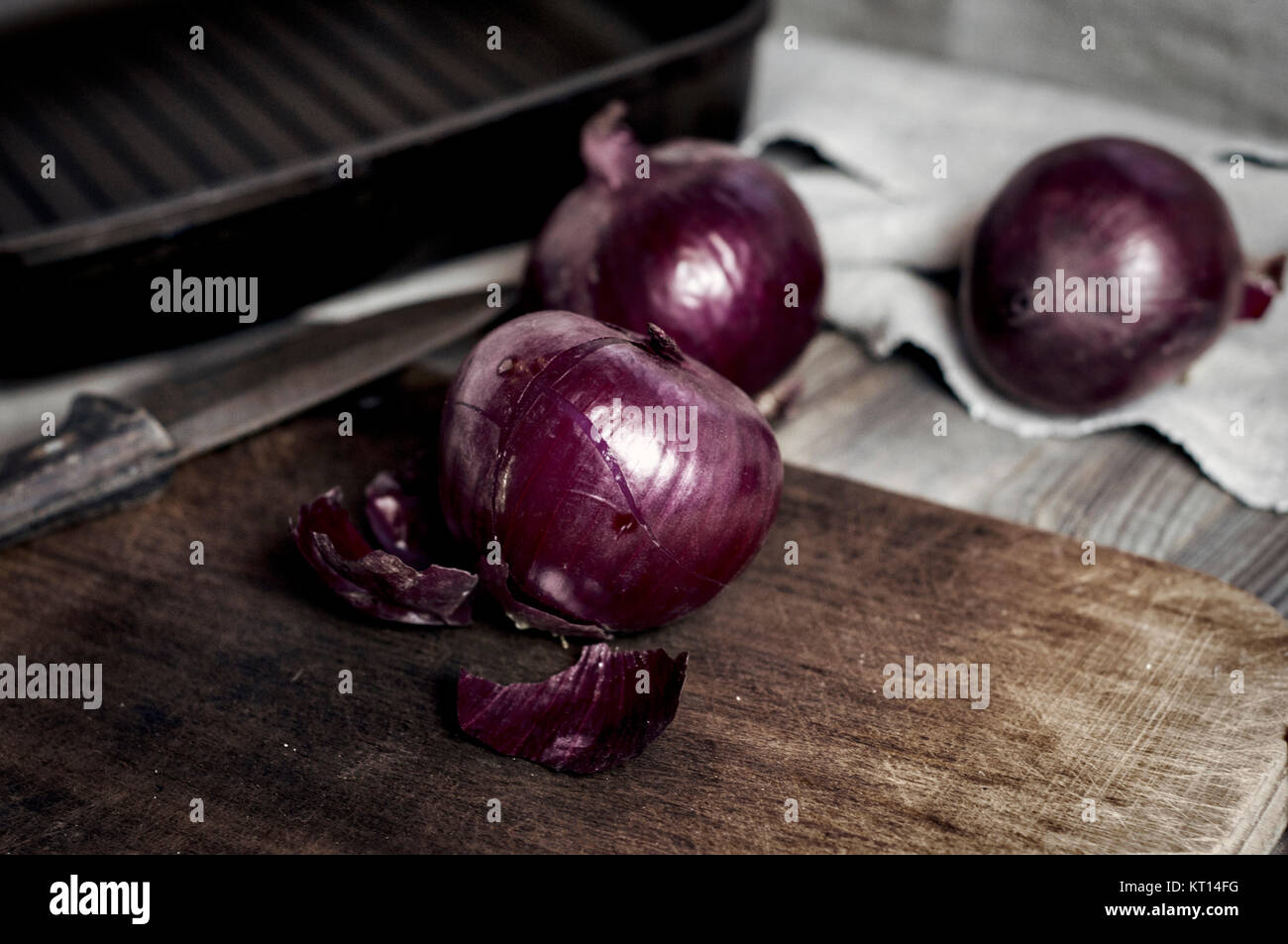 red onion on a kitchen cutting board Stock Photo - Alamy