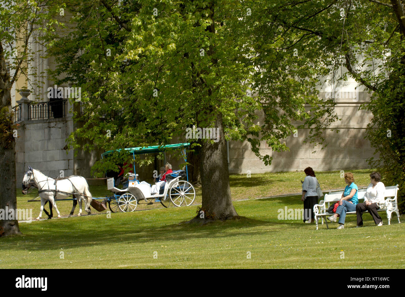 Tschechien, Bˆhmen : Marienbad, Kutschen im Kurpark, der von Gartenarchitekt Vaclav Skalnikgestaltet wurde. Stock Photo