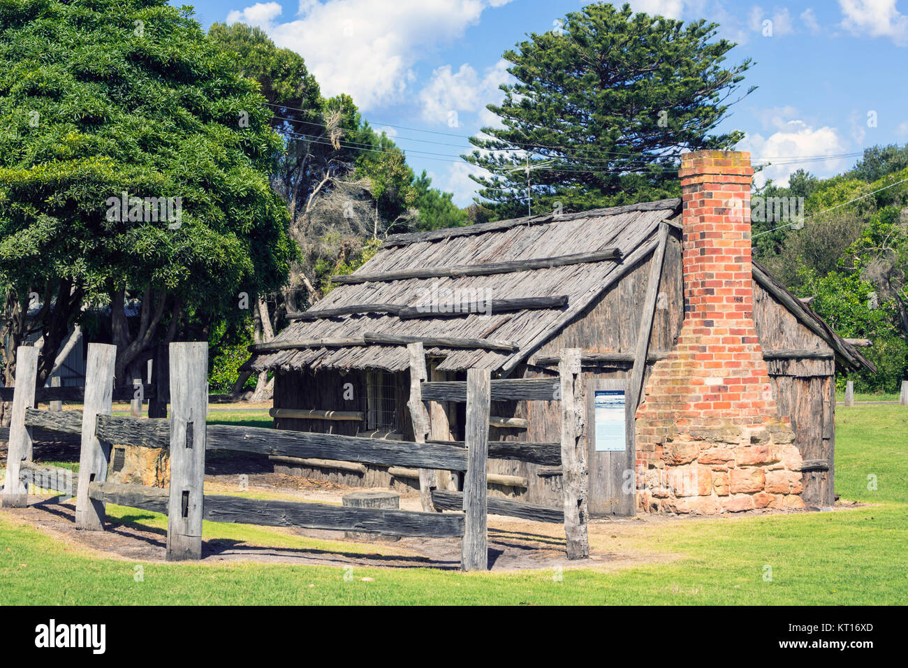 Aireys Inlet, Victoria, Australia.  Great Ocean Road Lighthouse Discovery Trail.  Replica of a bark hut originally built in the 1850’s but destroyed i Stock Photo