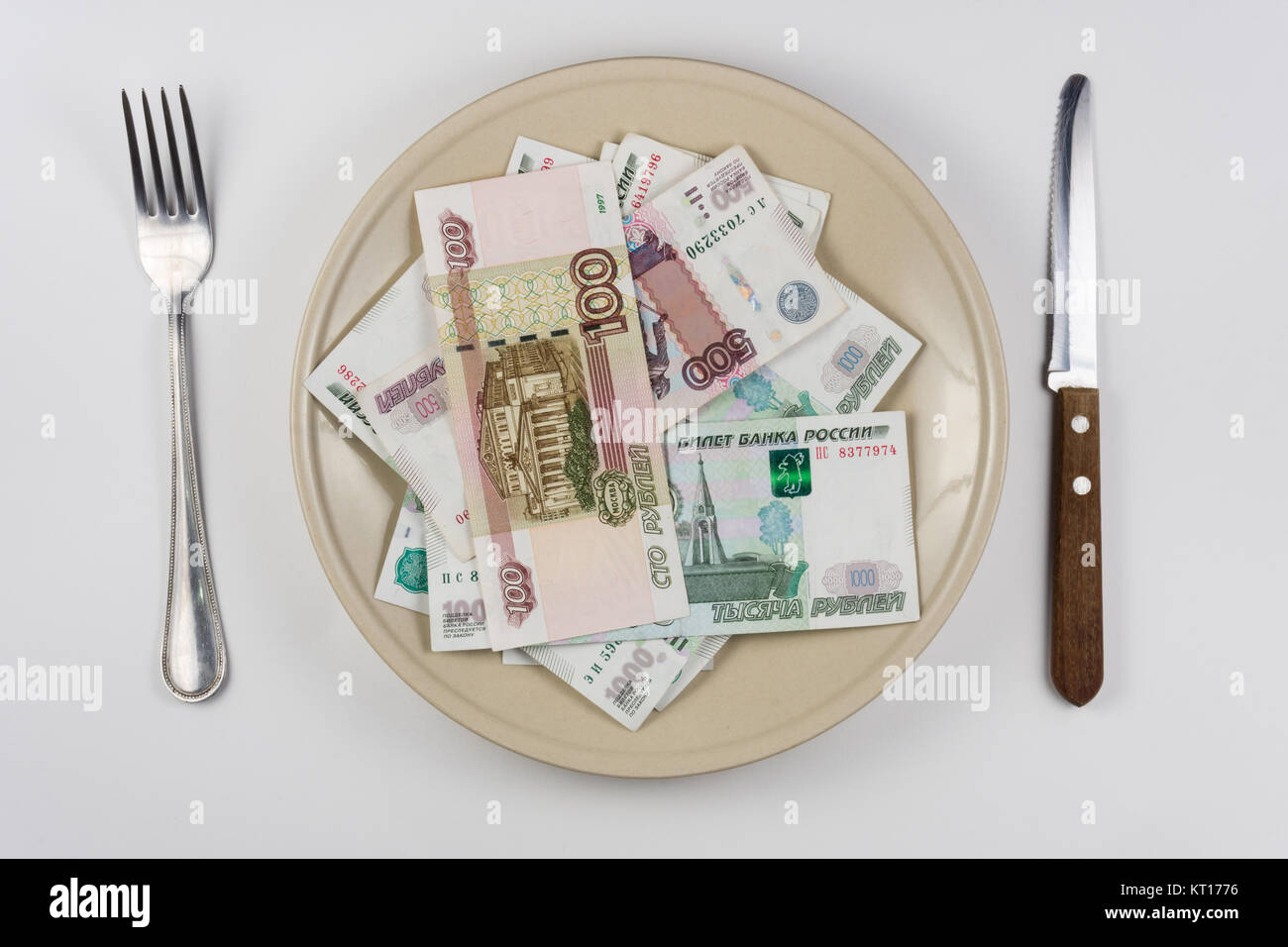где взять деньги на еду. тарелка доллар. деньги есть. блюдо из денег. где взять деньги на еду.