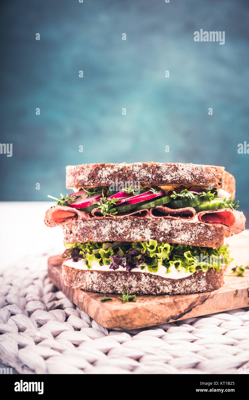 Sandwich mit Vollkornbrot Salami Kresse Gurken und Quark Stock Photo ...