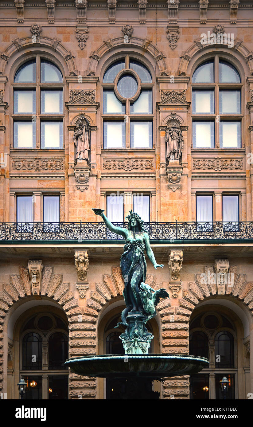 figure rathaus brunnen hamburg Stock Photo - Alamy