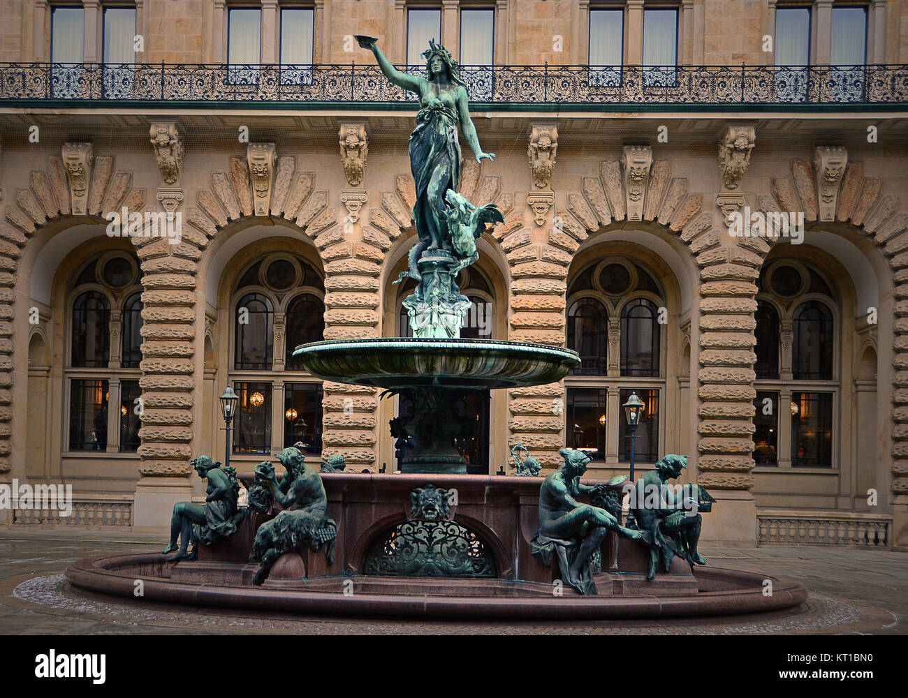 rathaus brunnen hamburg Stock Photo - Alamy
