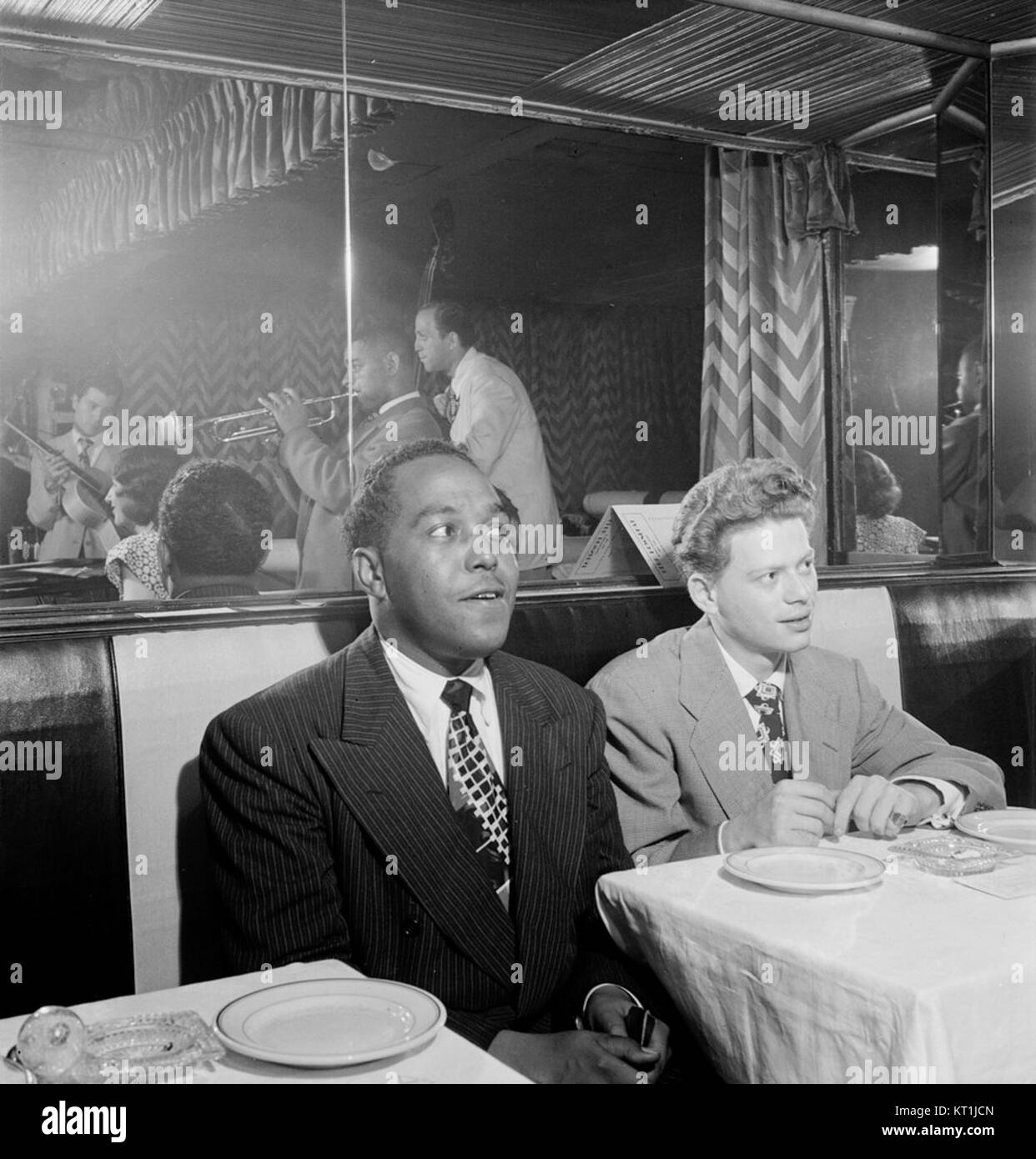 Charlie Parker, Red Rodney, Dizzy Gillespie, Margie Hyams, and Chuck Wayne, Downbeat, New York, N.Y., ca. 1947 (William P. Gottlieb 06861) Stock Photo