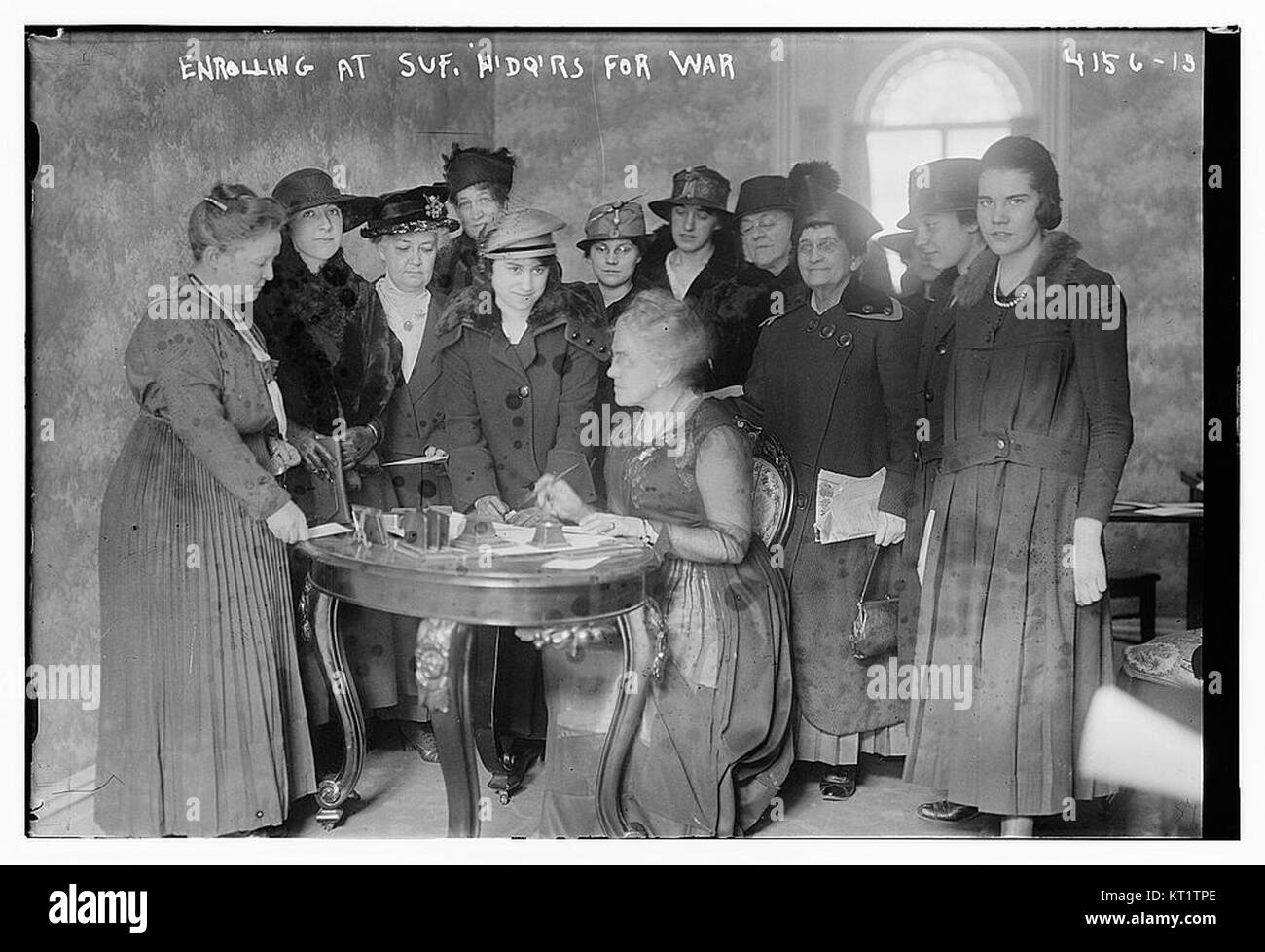 Enrolling at suf. (i.e. suffragette) h'dq'rs. for War  (16872629351) Stock Photo