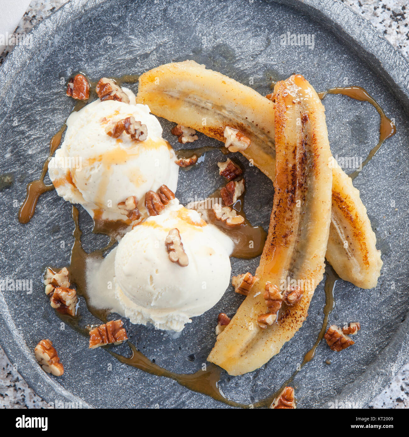 Gegrillte Banane mit Vanille Eiscreme, Karamellsauce und Nuessen Stock ...