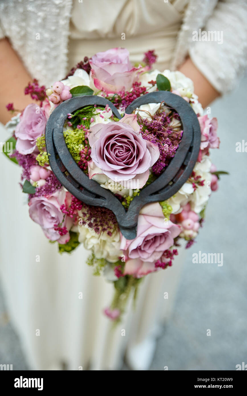 bride holding wedding bouquet pink roses Stock Photo - Alamy
