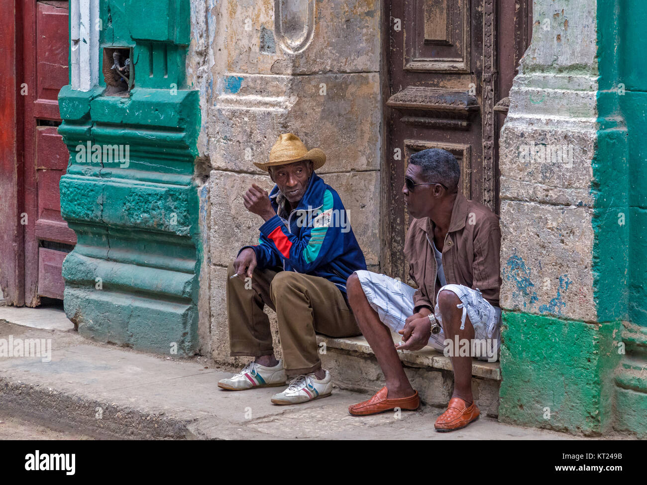 Local old men talking at La Habana vieja. Cuba Stock Photo - Alamy