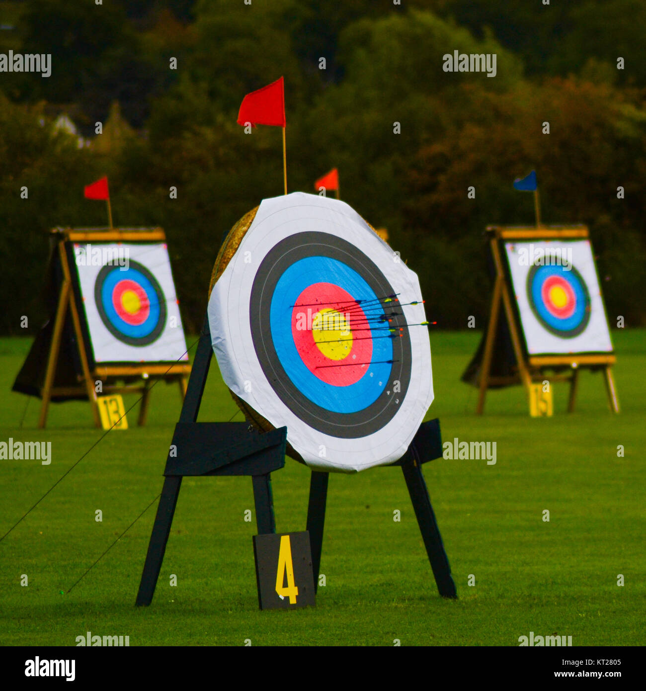Archery arrows in flight hires stock photography and images Alamy