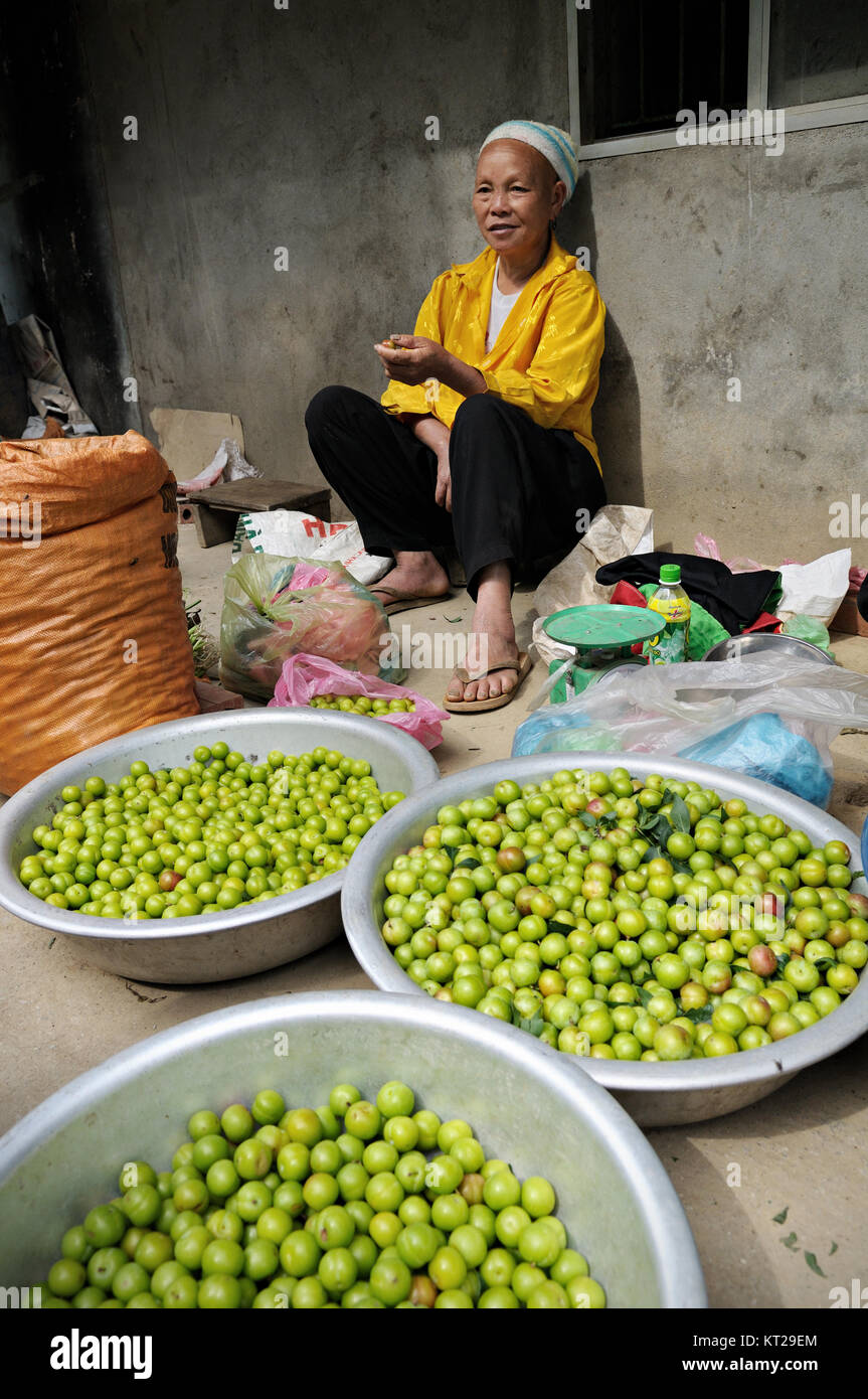 Shaved tribeswoman selling fruits in the north of Vietnam Stock Photo