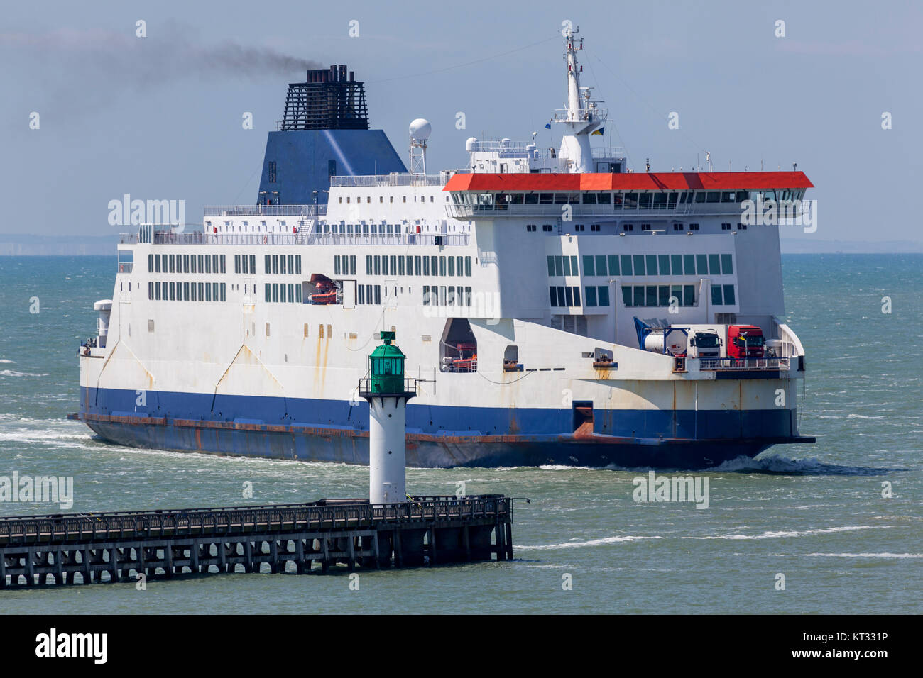 Fähre im Hafen von Calais, Frankreich Stock Photo