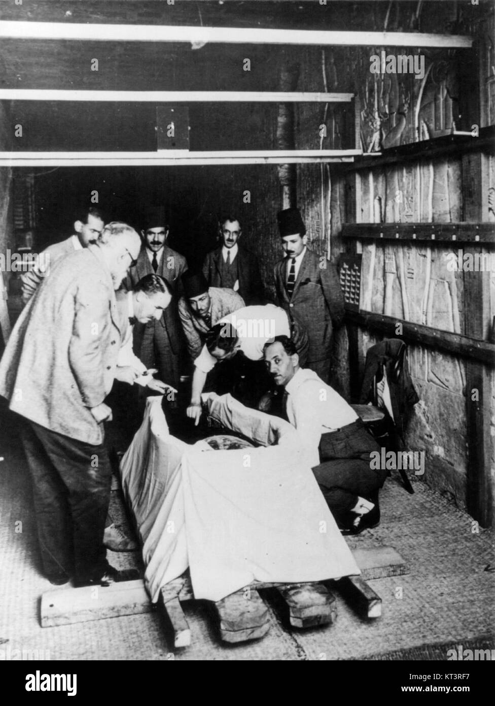 Howard Carter opening mummy of King Tut cph.3b08637 Stock Photo - Alamy