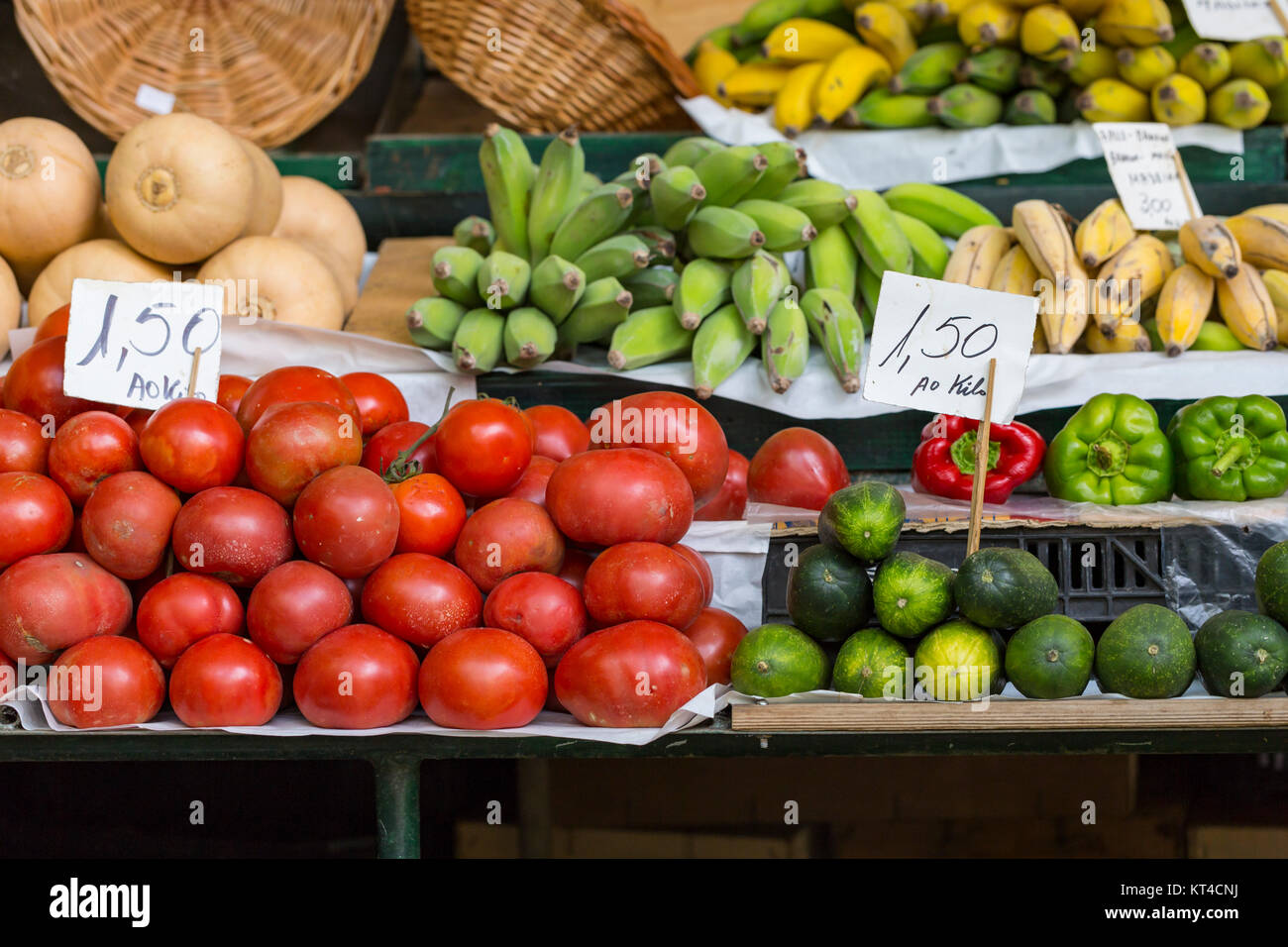 Fresh tomatoes in a market stall Stock Photo - Alamy
