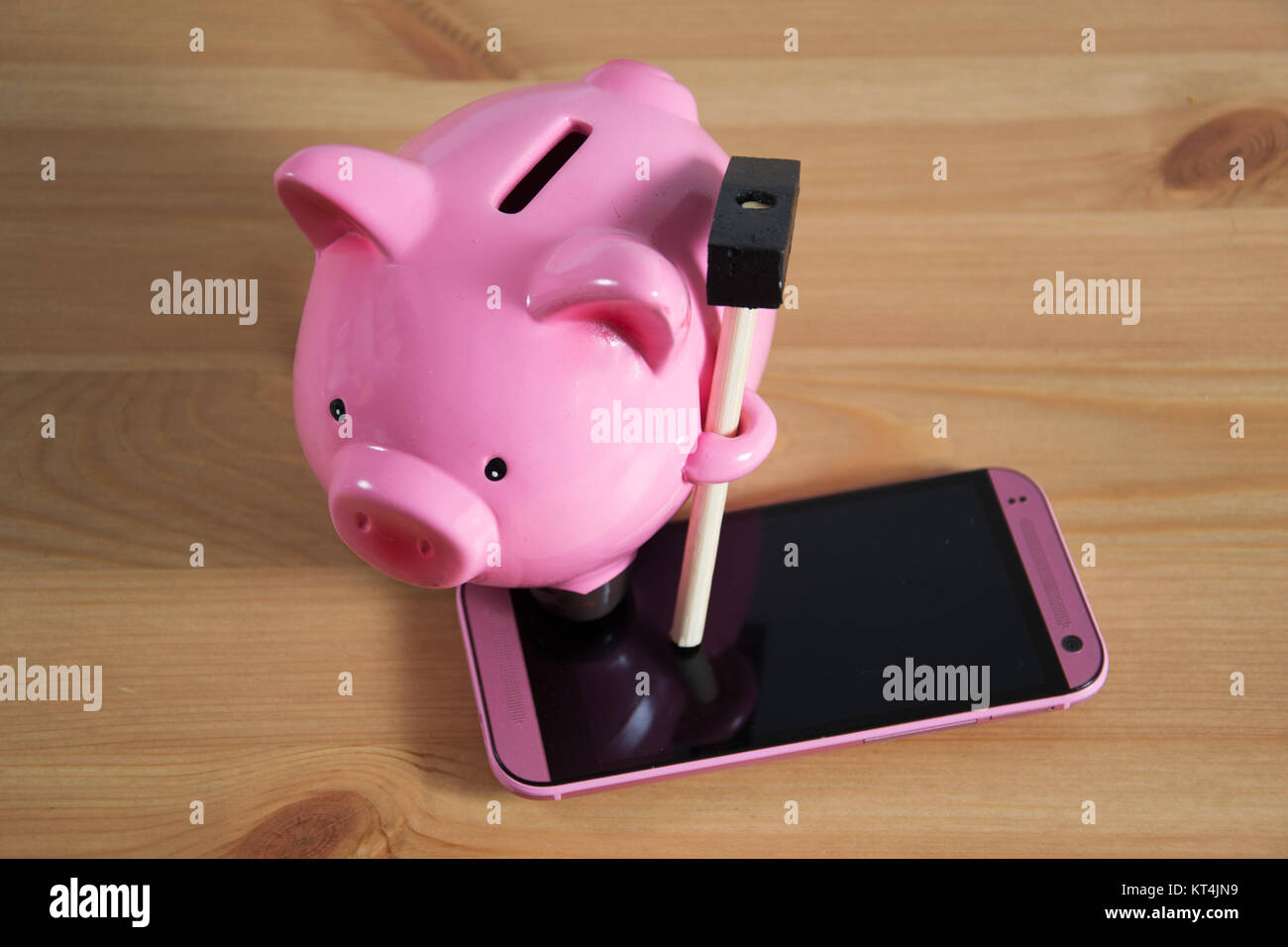 Sparschwein mit Handy auf einer Tastatur Stock Photo - Alamy