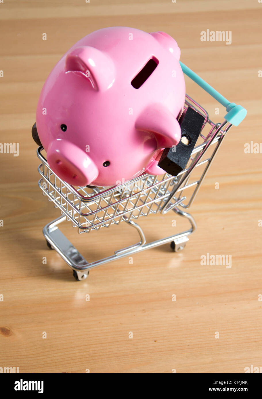 Einkaufswagen mit Sparschwein Stock Photo