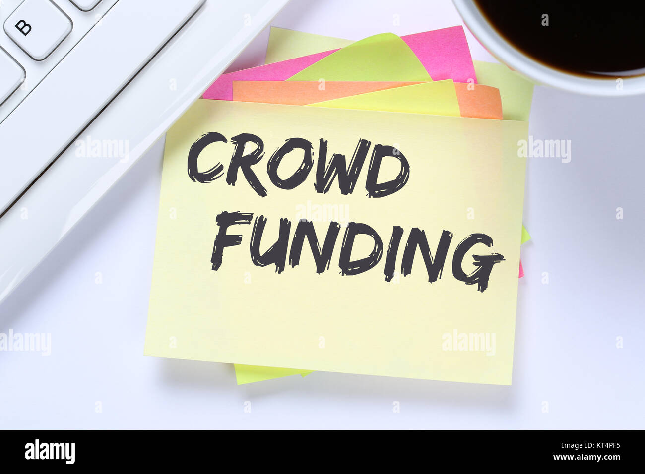 Crowd Funding Crowdfunding online Geld sammeln Internet Business Schreibtisch Computer Tastatur Stock Photo
