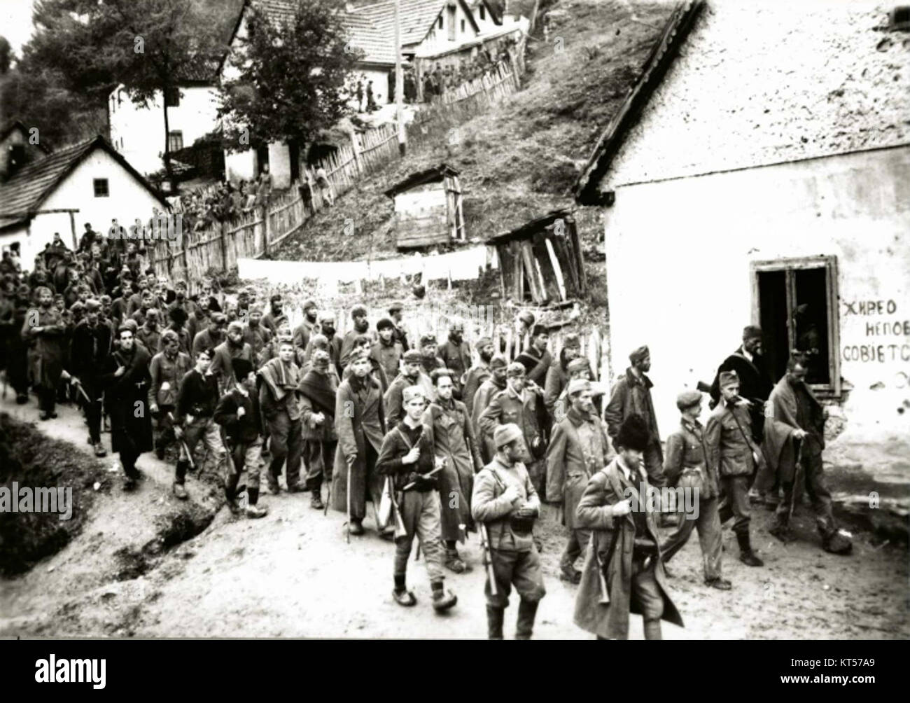'Nemacki zarobljenici u Uzicu 1941' translates to 'German prisoners in ...
