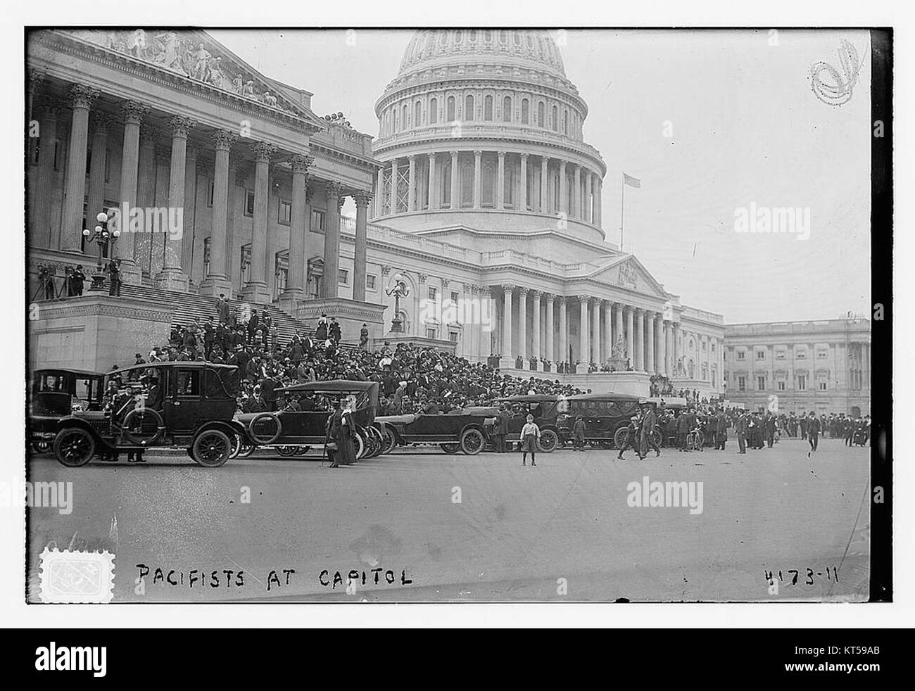 Pacifists at Capitol  (16992358889) Stock Photo
