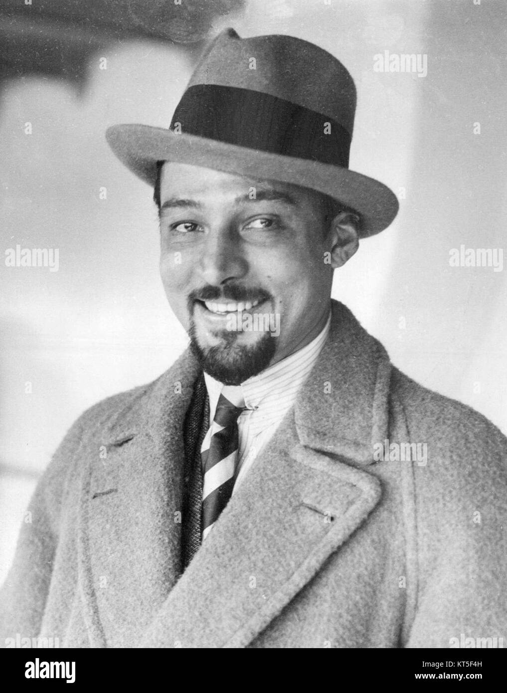 Rudolph Valentino with beard 1924 Stock Photo - Alamy