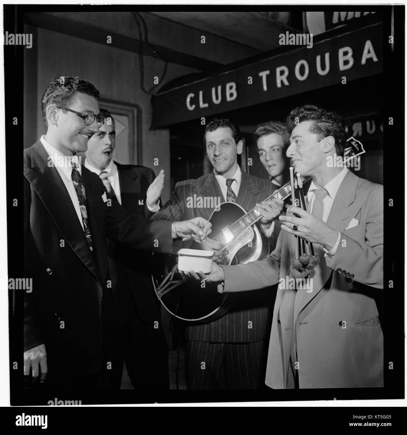 (Portrait of Bill (Buddy) De Arango, Terry Gibbs, and Harry Biss, Club Troubadour, New York, N.Y., between 1946 and 1948)  (5268908161) Stock Photo