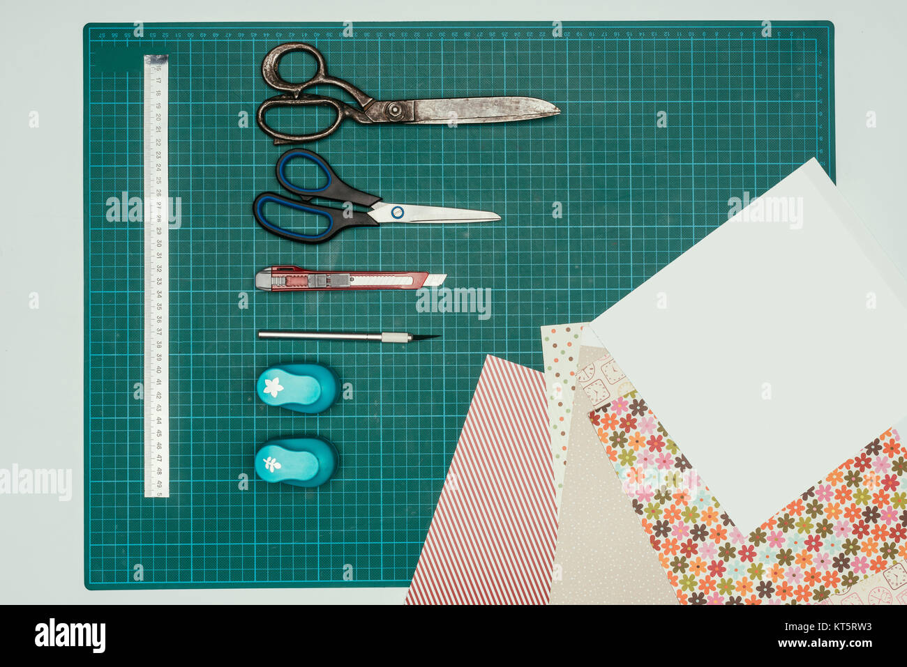 Empty paper with scissors hi-res stock photography and images - Alamy