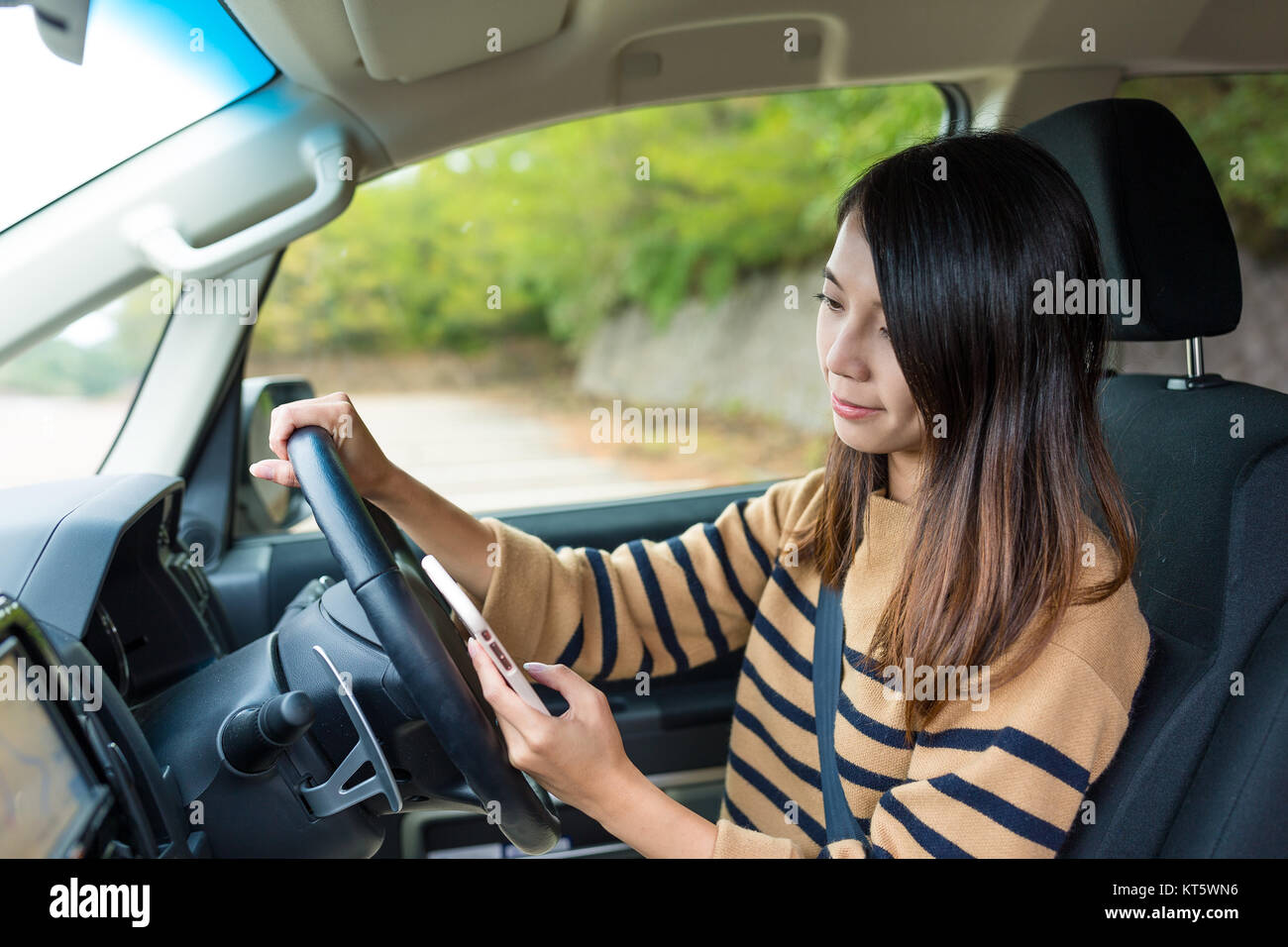 Women search women. Девушка ищет водителя. Женщина ищет себе водителя. Девушка личный шофер. Водитель авто азиатка.
