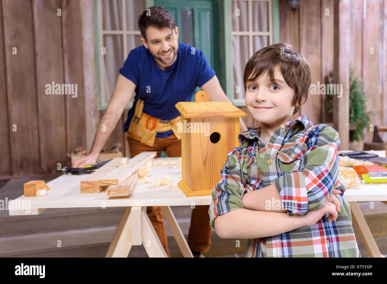 Мастер классы для мальчиков столярная мастерская. Прогулка с папой. Папины мальчики. Картинка папа. Мальчик встречает папу.