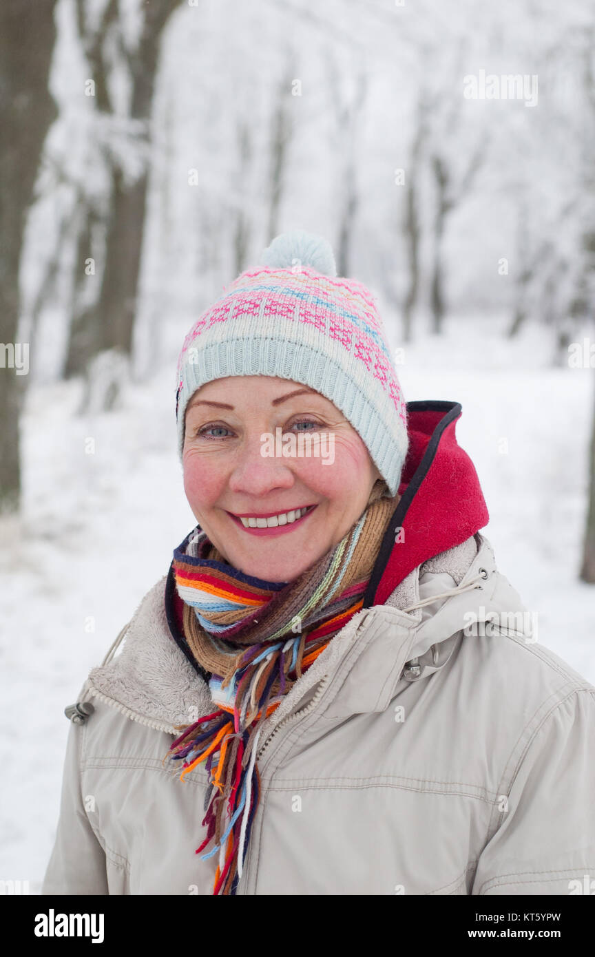 Portrait of a woman in a winter park Stock Photo - Alamy