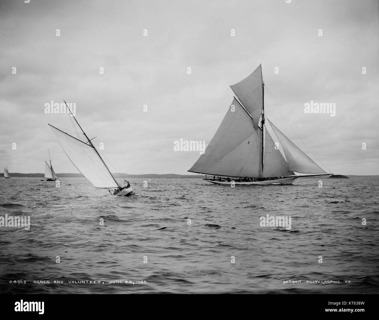 Sloops sailing vessels hi-res stock photography and images - Alamy