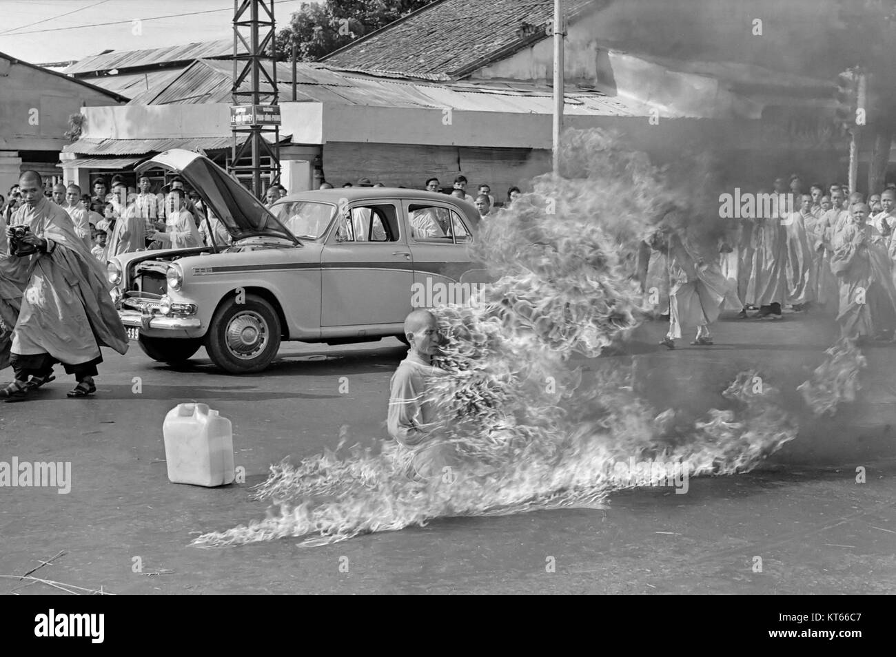 ThC3ADch QuE1BAA3ng C490E1BBA9c self-immolation denoised Stock Photo