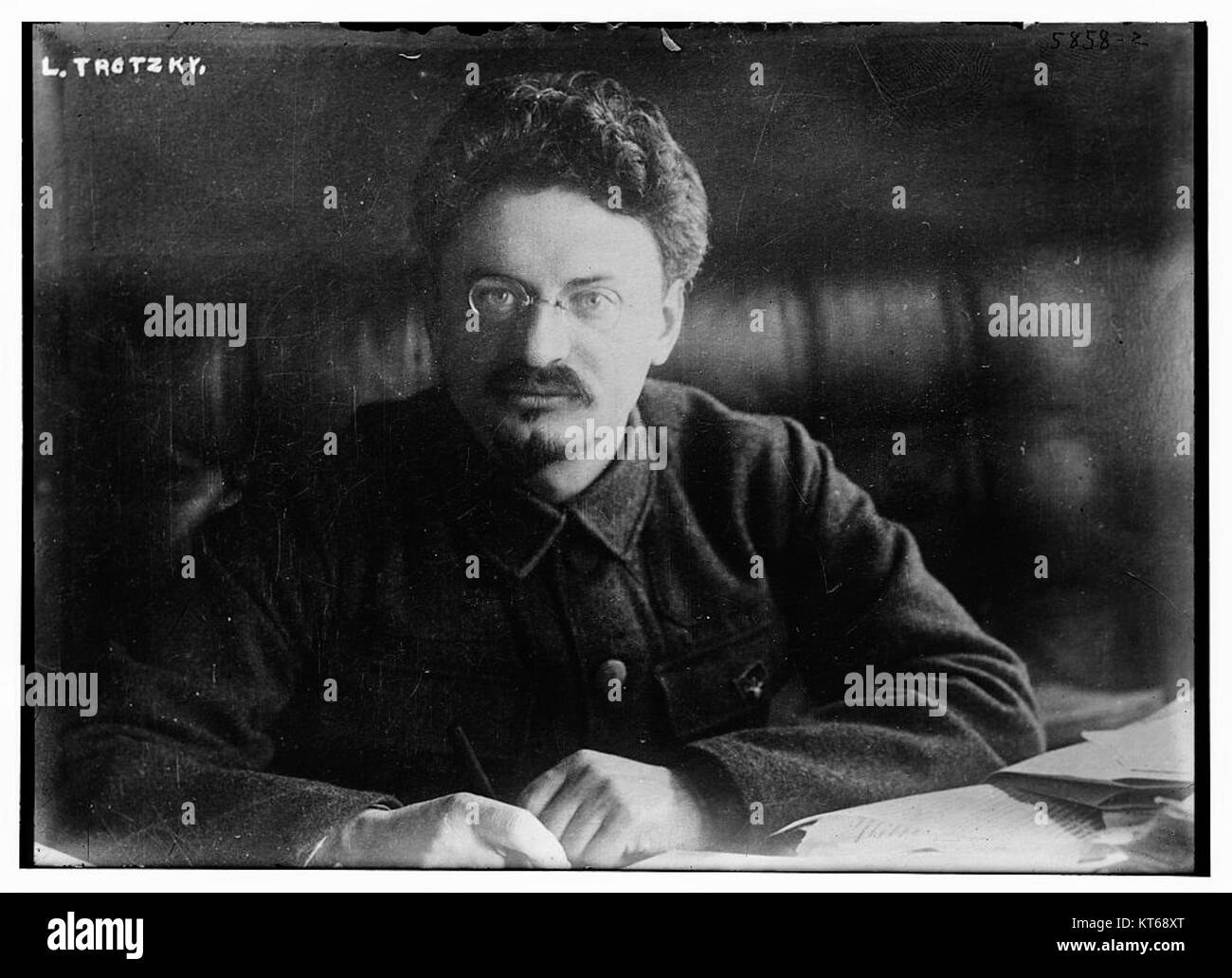 Trotsky de frente en escritorio Stock Photo