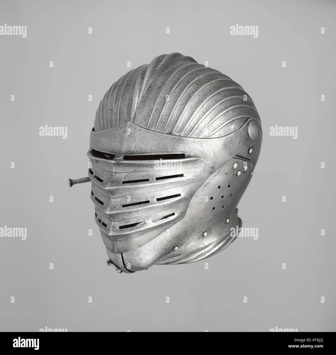 this-armor-displayed-in-the-metropolitan-museum-of-art-represents-a