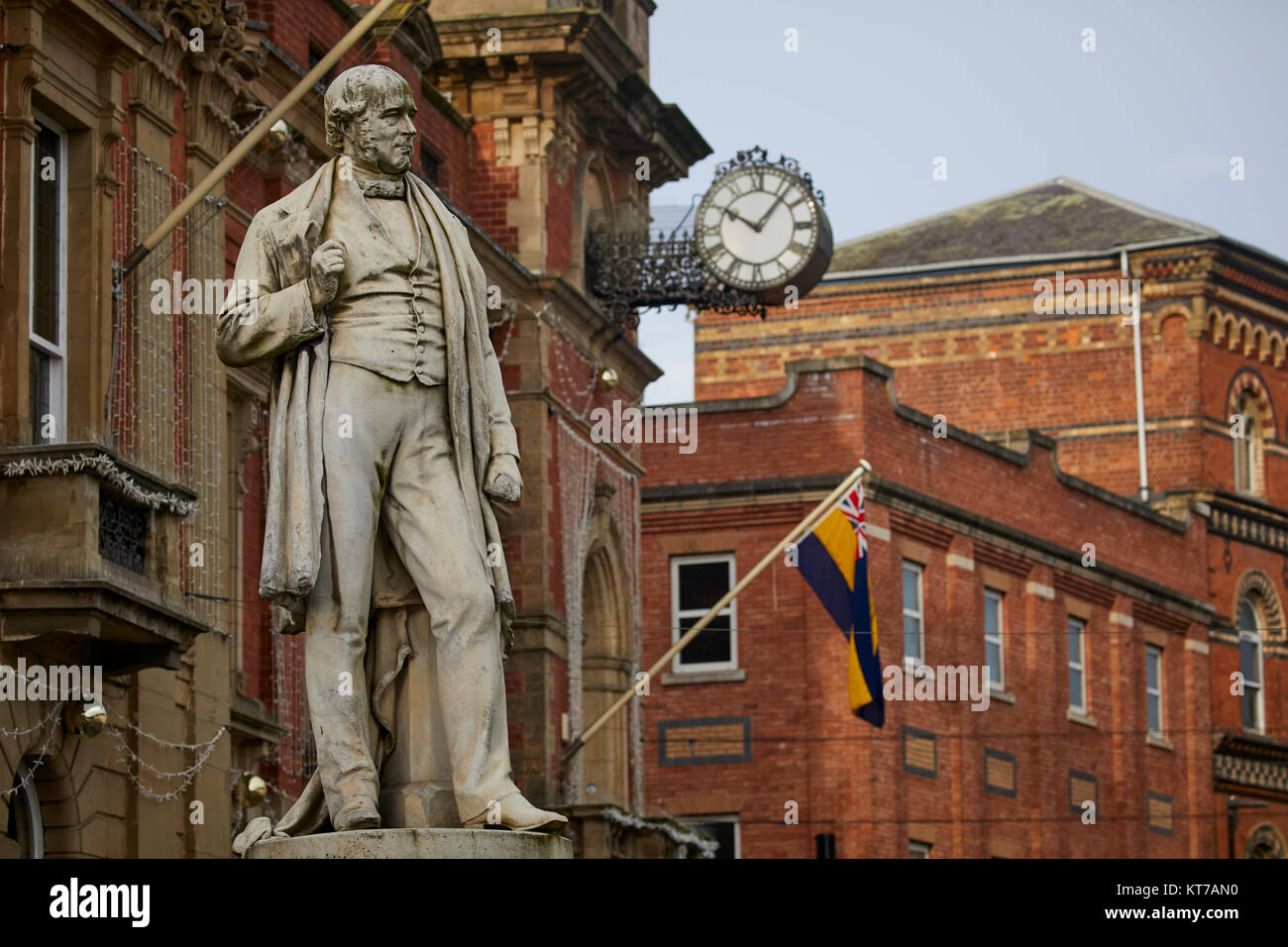 Kidderminster town hall on Vicar Street , Worcestershire, the the heart of the town centre statue of Sir Rowland Hill, teacher, inventor and social re Stock Photo