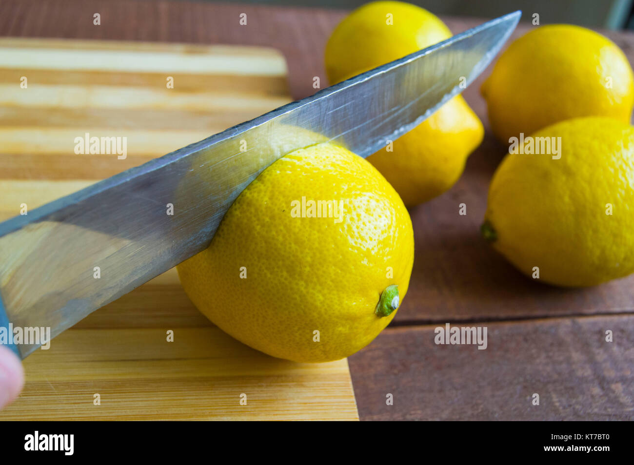Knife and lemon pictures ready to cut on the table Fresh juicy lemon on top of the salad and fresh for the fish Ready-to-serve lemon pictures, When the lemon is cut Stock Photo