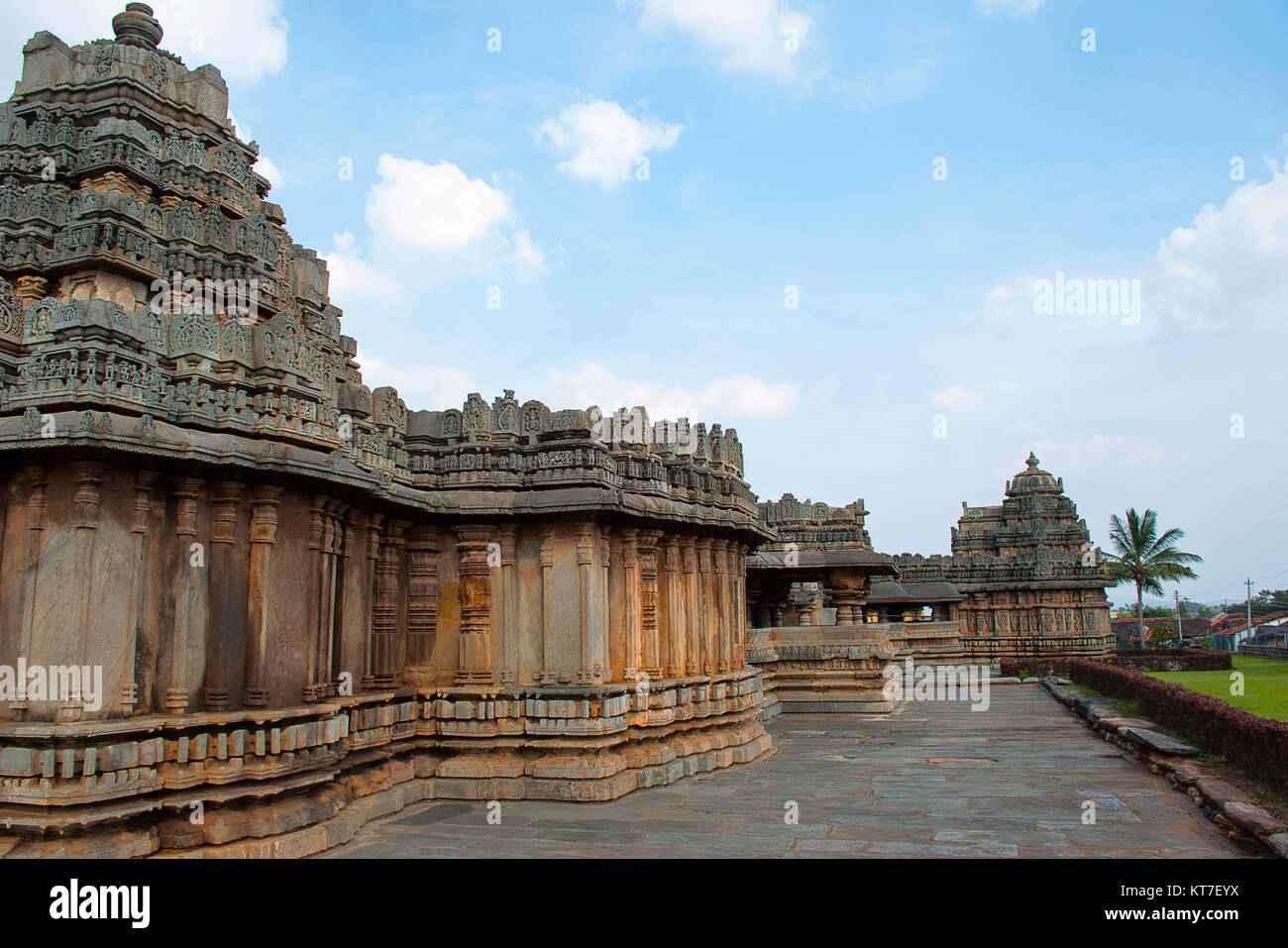 Outer mantapa and shrines. Veera Narayana Temple, Belavadi ...