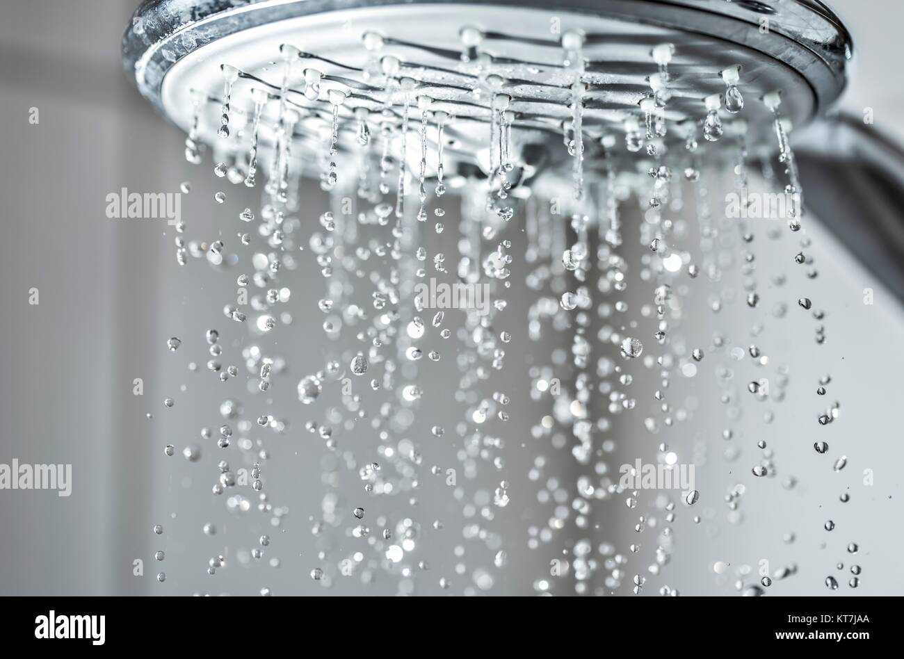 Wasserstrahl aus einem Duschkopf im Badezimmer Stock Photo