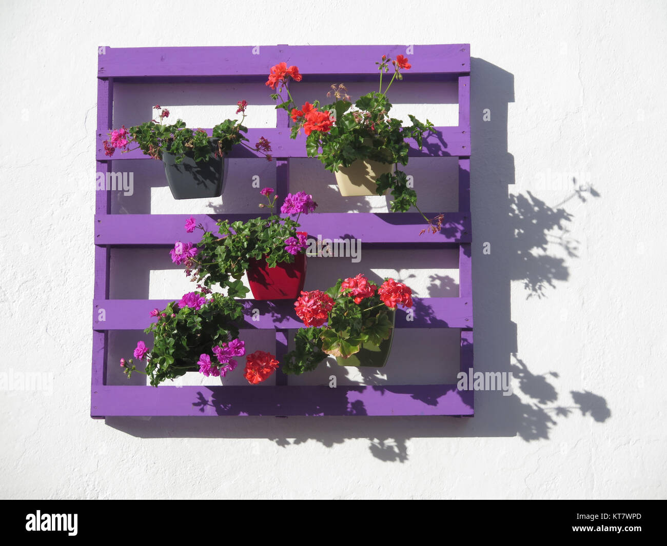 Garden painted flower pots hi-res stock photography and images - Alamy