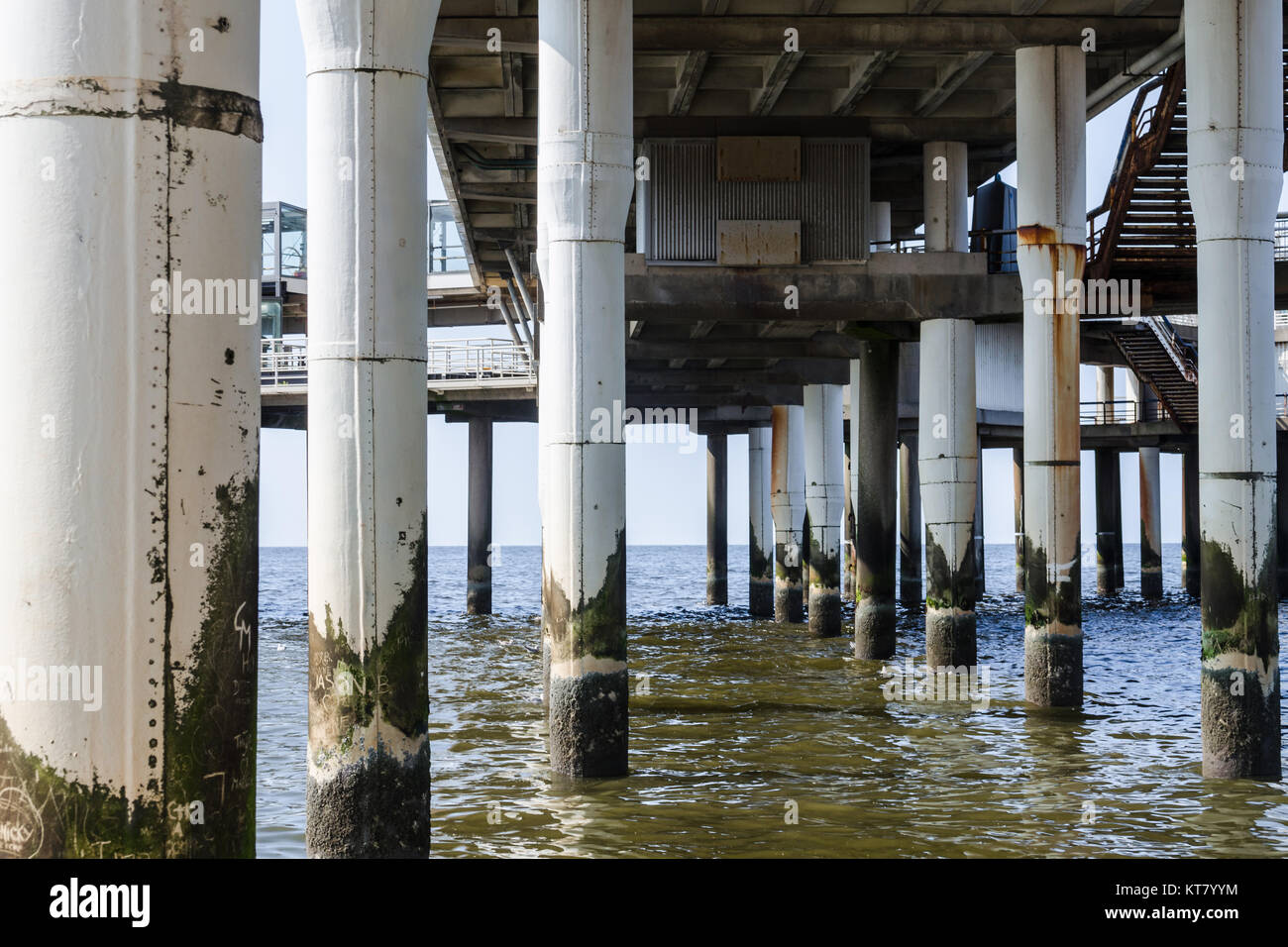 Betonpfeiler, Betonsäulen ragen aus dem Wasser am Pier von Scheveningen in den Niederlanden. Stock Photo