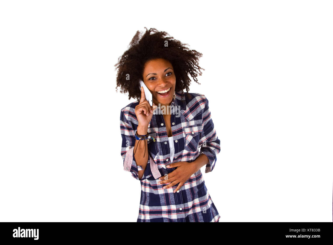 Junge Afroamerikanerin mit Smartphone - freisgetellt auf weissem Hintergrund Stock Photo