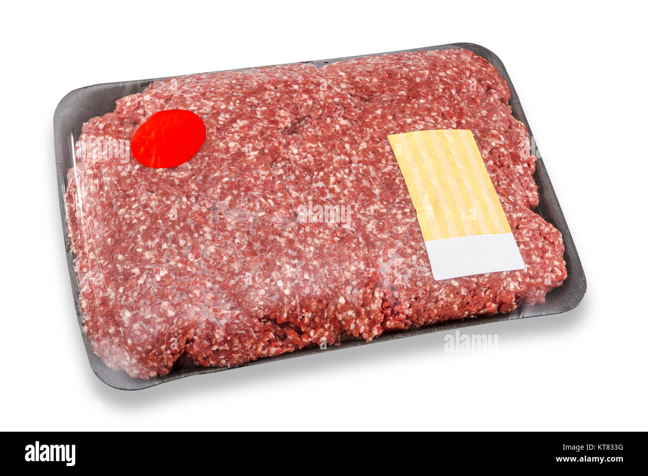 Frisches abgepacktes Hackfleisch freigestellt auf weißem Hintergrund Stock Photo