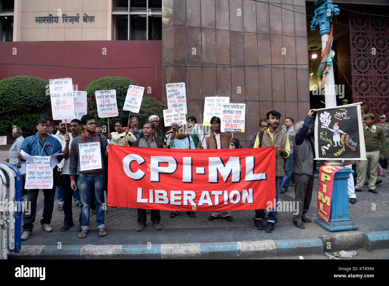 Kolkata, India. 22nd Dec, 2017. Activist shout slogan against Union Government during protest against FRDI bill in Kolkata. Communist Party of India (Marxist-Leninist) or CPI(ML) activist protests against Financial Resolution and Deposit Insurance (FRDI) bill in front of Reserve Bank of India regional office on December 22, 2017 in Kolkata. Credit: Saikat Paul/Pacific Press/Alamy Live News Stock Photo