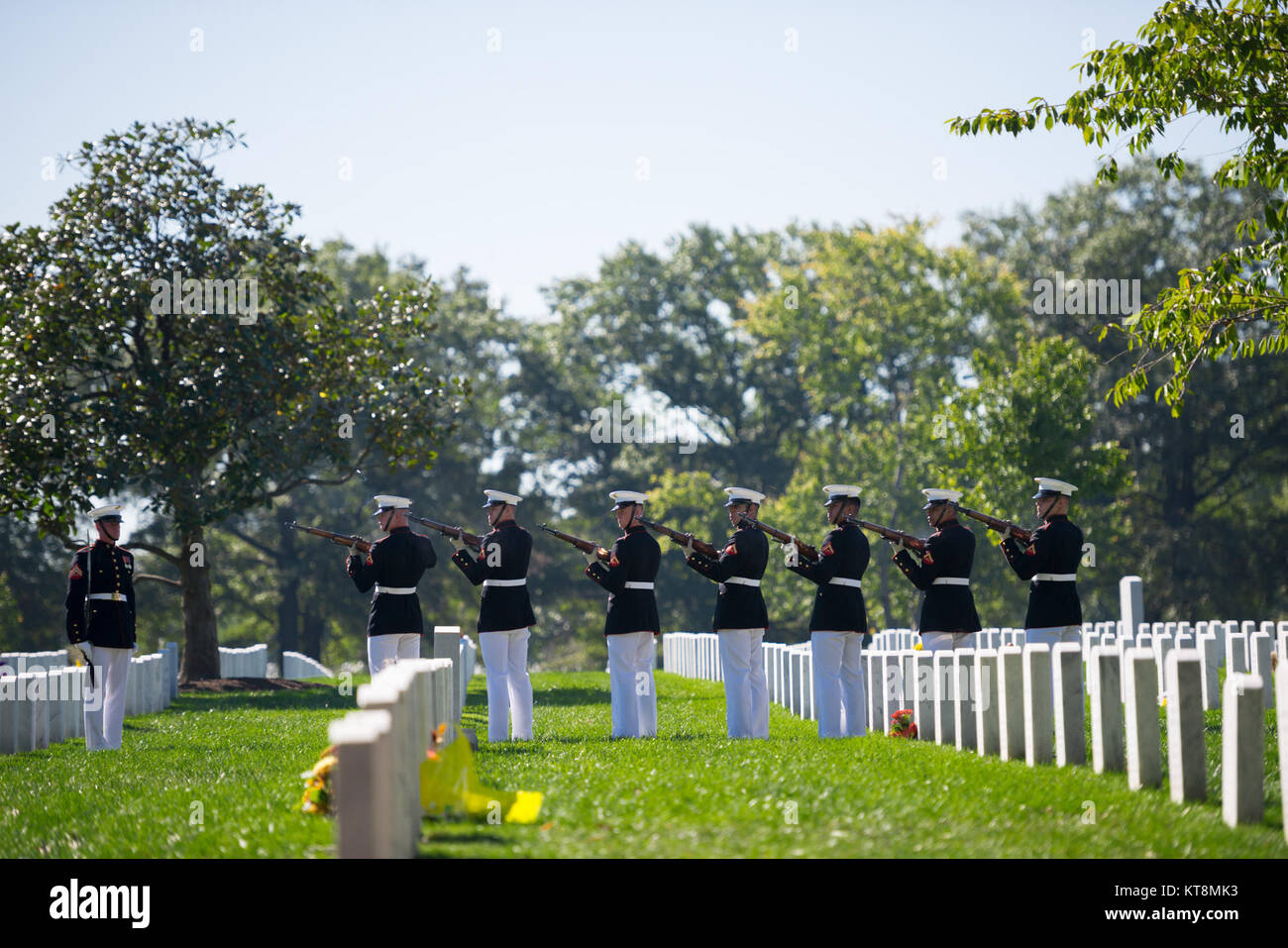 Funeral arlington national cemetery marine hi-res stock photography and ...