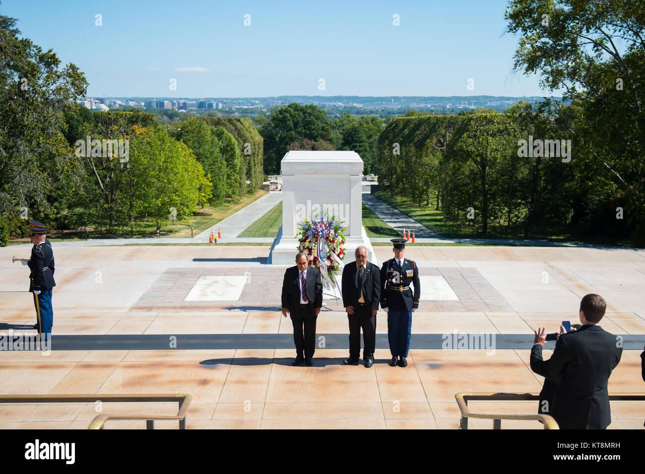 (From the left)His Excellency Peter M. Christian, president, Federated States of Micronesia; Lorin Robert, secretary of foreign affairs, Federated States of Micronesia; and a Tomb Guard sentinel participate in a Public Wreath-Laying Ceremony at the Tomb of the Unknown Soldier at Arlington National Cemetery, Arlington, Va, Sept. 28, 2017.  President Christian also toured the Memorial Amphitheater Display Room and exchanged gifts with Mr. Brion Moore, deputy superintendent, Arlington National Cemetery.  (U.S. Army photo by Elizabeth Fraser / Arlington National Cemetery / released) Stock Photo