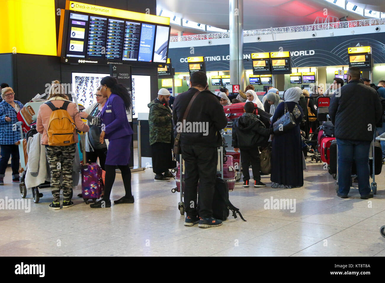 London Heathrow Airport. London, UK. 22nd Dec, 2017. Christmas travellers arrives at London Heathrow Airport as the Christmas getaway begins, with UK rail stations, airports and motorways expected to be very busy as people start their Christmas holidays. London Heathrow, will see over 250,000 people pass through on Friday 22 Dec 2017 - the equivalent of two per second Credit: Dinendra Haria/Alamy Live News Stock Photo