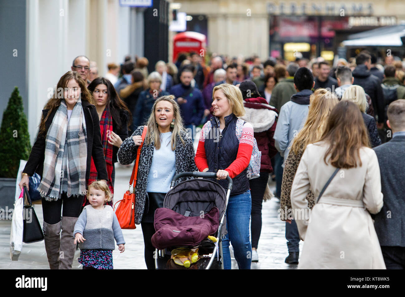 Bath, UK. 22nd Dec, 2017. With only three days left until Christmas day crowds of shoppers doing last minute shopping are pictured in Bath. Many shops have tried to attract customers by starting their sales early. Credit: lynchpics/Alamy Live News Stock Photo